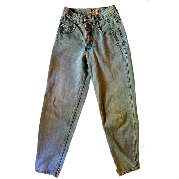 Has mild grass stain, other than that mint condition. Vintage Guess. - Picture 1 of 3